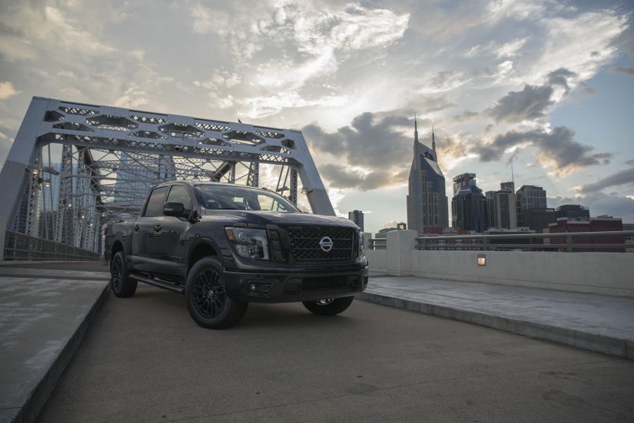  Nissan Titan SL Midnight Edition Crew Cab 2017 года  (фото 3 из 10)